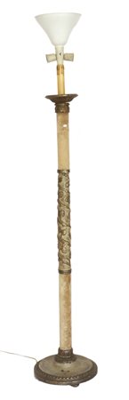 Torcera da terra in legno intagliato e dorato a mecca parzialmente rivestita...