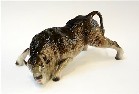 Manifattura romena "Toro" scultura in porcellana policroma (cm 42x19x22)