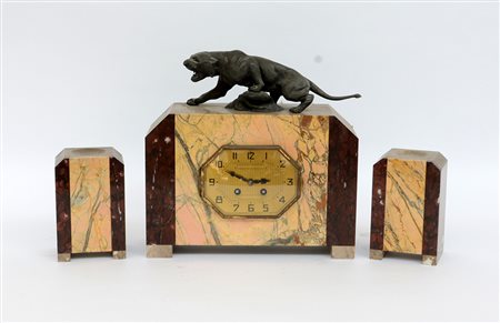 Trittico da camino in commesso di marmi composto da un orologio sormontato da...