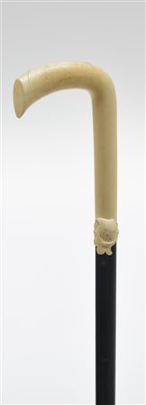 Bastone con presa in avorio sagomato decorato con finta fibbia intagliata....