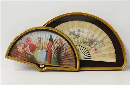 Lotto di due ventagli, uno con stecche in osso e pagina in seta e pizzo...