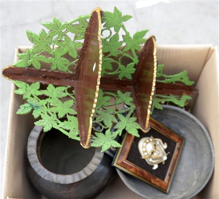 Cartone contenente alcuni oggetti per usi differenti (difetti)