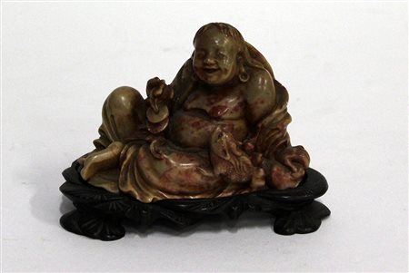 Scultura raffigurante Buddha con base in legno (h cm 9)