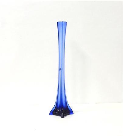 Vaso a collo stretto in vetro blu trasparente soffiato a stampo. Secolo XX....