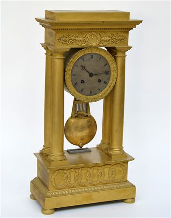 Pendola a portico in bronzo dorato con quadrante argentato, movimento con...