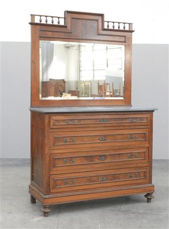 Cassettone a quattro cassetti con piano in marmo, alzata a specchio con...