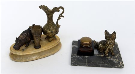 Lotto composto da due calamai in metallo dorato decorati ad animali, basi in...