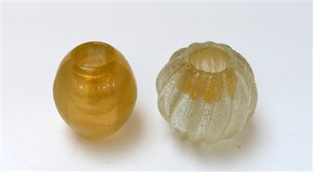 Lotto composto da due piccoli vasi in vetro sommerso incolore e con...