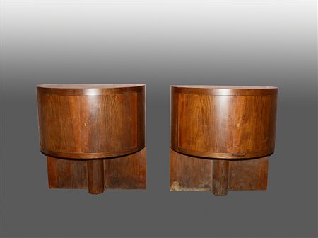 Coppia di mobili contenitore a due ante di forma semicilindrica...