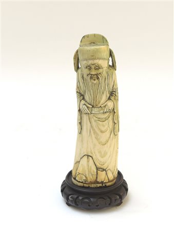 Scultura in avorio fossile raffigurante un dignitario di corte, marchio...