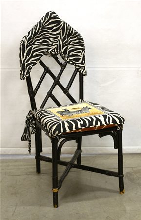 Sedia in bamboo "enanizzato" rivestita in tessuto a finta zebre (difetti)