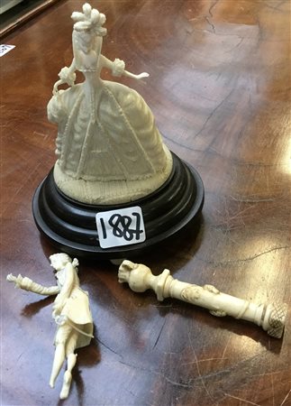 Arte del secolo XIX "Scena galante" gruppo in avorio (h. cm 8) (difetti)