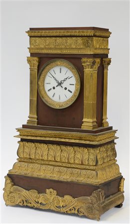 Pendola con quadrante in smalto bianco con numeri romani, movimento con...