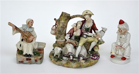 Manifatture diverse del secolo XX. Tre gruppi in ceramica policroma...