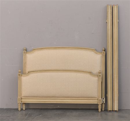 Letto a una piazza e mezzo in legno laccato avorio, montanti scanalati...