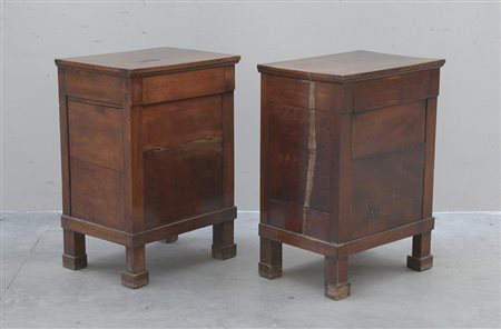 Coppia di comode Impero con anta ribaltabile contenente vano. Secolo XIX (cm...