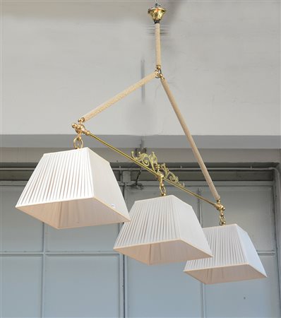 Lampadario da biliardo a tre luci con struttura in ottone, tiranti rivestiti...
