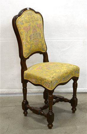 Sedia in noce con schienale sagomato, quattro gambe e traversa torniti a...