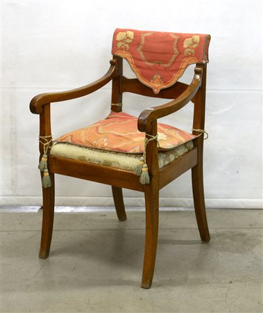 Poltrona in noce con schienale a giorno seduta imbottita e gambe a sciabola...