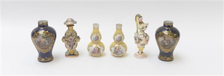 Manifatture diverse. Lotto composto da due coppie di vasi in porcellana, una...