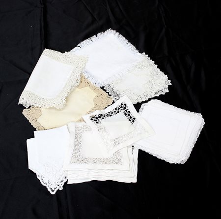 Lotto composto da numerosi centrini in lino e cotone decorati con pizzi di...