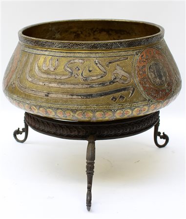 Fioriera in metallo con supporto tripode decorata a motivi vegetali e...