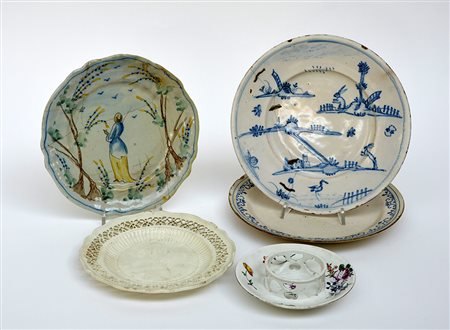 Manifatture diverse. Lotto composto da quattro piatti in maiolica e ceramica...