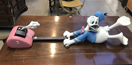 "Paperino tagliaerba"Resina policroma. Marcato e numerato "001172-00 Disney...