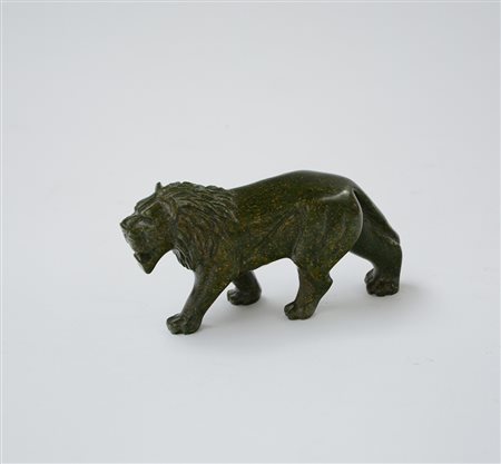 Piccola scultura in pietra color verde e oro raffigurante un leone (cm 15x8)...