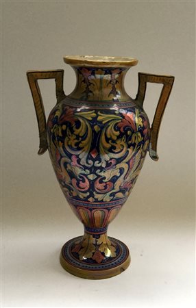 Manifattura di Gualdo Tadino. Vaso biansato in ceramica a fondo blu decorato...