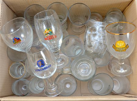 Lotto composto da numerosi bicchieri di birra, in cartone