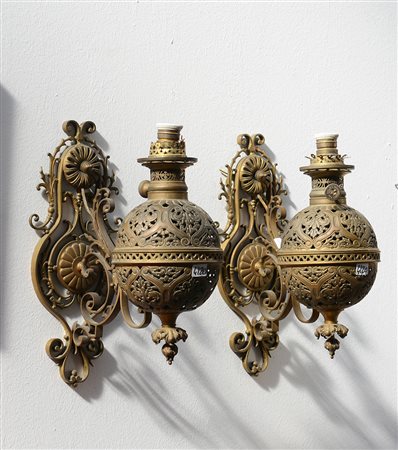 Coppia di appliques in ottone traforato con paralume di forma sferica (h. cm 40)