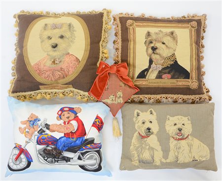Lotto di quattro cuscini decorati con tessuti gobeline ed un cuscino in...
