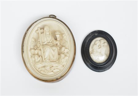 Lotto composto da due medaglioni in cornici raffiguranti soggetti sacri....