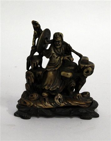 Guerriero in pietra saponaria con base in legno (h. cm 12,5)