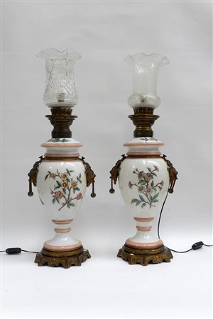 Coppia di lampade ad olio montate a luce elettrica con corpo in opaline, base...