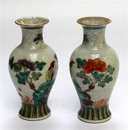 Coppia di vasetti, Famiglia Verde, fondo craquelè decorati con uccelli,...