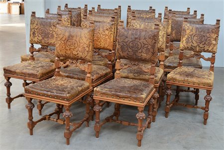 Gruppo di diciotto sedie in legno ricoperte in cuoio impresso a volute e...