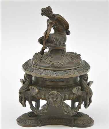 Arte del secolo XIX. Calamaio con presa a fauno e base decorate a figure...