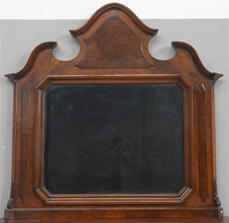 Caminiera in noce con specchiature radicate, cimasa mossa e spezzata. Secolo...