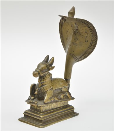 Manifattura centro-asiatica. Antica scultura in bronzo raffigurante asino su...