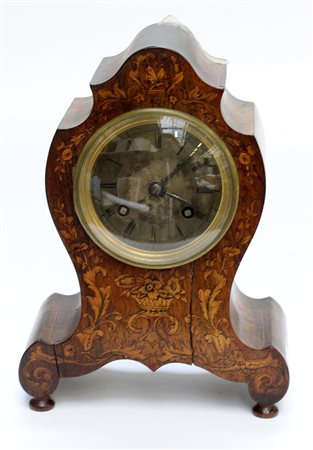 Pendola da tavolo con cassa in legno decorata da piccoli intarsi, movimento...