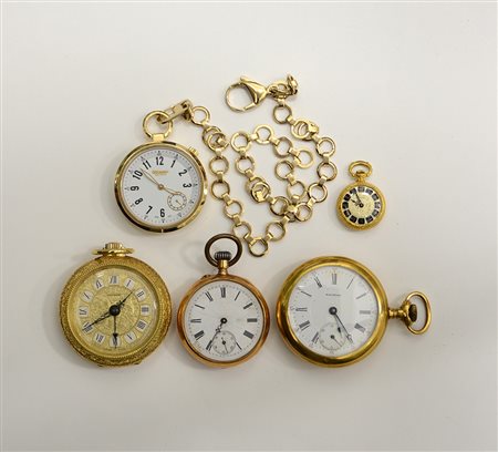 Lotto composto da cinque orologi da tasca in metallo di diverse dimensioni e...