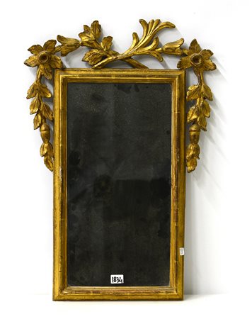 Specchierina con cimasa traforata, dorata e intagliata a rami fioriti. Fine...