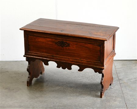 Piccola cassapanca con fronte e fianchi riquadrati, gambe e fascia sagomate....