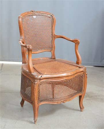 Poltrona comoda in noce con seduta, schienale e fascia in cannettè. Veneto,...