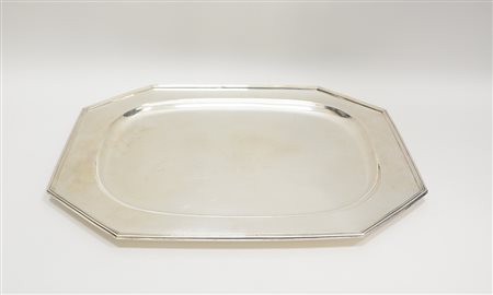 Vassoio in argento liscio di forma ottagonale (g 2000 ca.) (cm 51x38)
