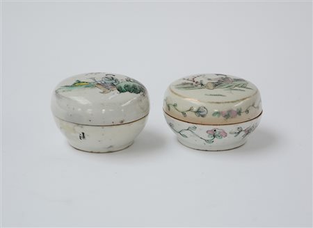 Due scatole circolari con corpo in porcellana policroma decorata con dame (h...