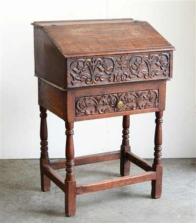 Scrittoio con fascia superiore e antina ribaltabili celante quattro...