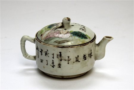 Teiera con coperchio in porcellana e smalti policromi, decorata con figure (h...